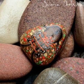Kamień ręcznie malowany "Bucik"
